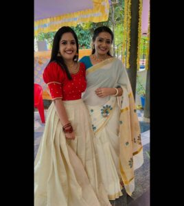 Amrutha Nair Instagram - Fam❤
@officialmeeravasudevan @kkmenonz @noobin_johny @anandnarayan.official

Attire :@pradwana