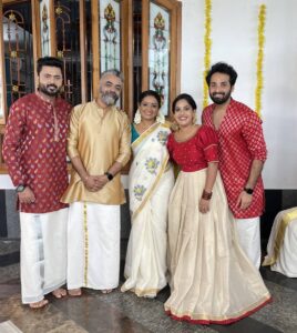 Amrutha Nair Instagram - Fam❤
@officialmeeravasudevan @kkmenonz @noobin_johny @anandnarayan.official

Attire :@pradwana