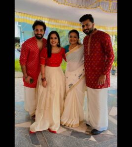 Amrutha Nair Instagram - Fam❤
@officialmeeravasudevan @kkmenonz @noobin_johny @anandnarayan.official

Attire :@pradwana