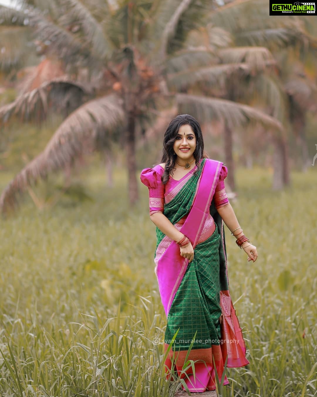 Amrutha Nair Instagram - തന്ത്രികൾ മീട്ടും കാറ്റിൻ തലോടലിൽ സ്വയം മറന്നിരിക്കും പവിഴമാം മിഴികളെ നീയെത്ര സൗരഭി ❤.. Attire @g_g_.official MUA @eternalmakeovers 📸 @syam_muralee_photography Neckpiece @peacherino.collections Thiruvananthapuram, Kerala, India
