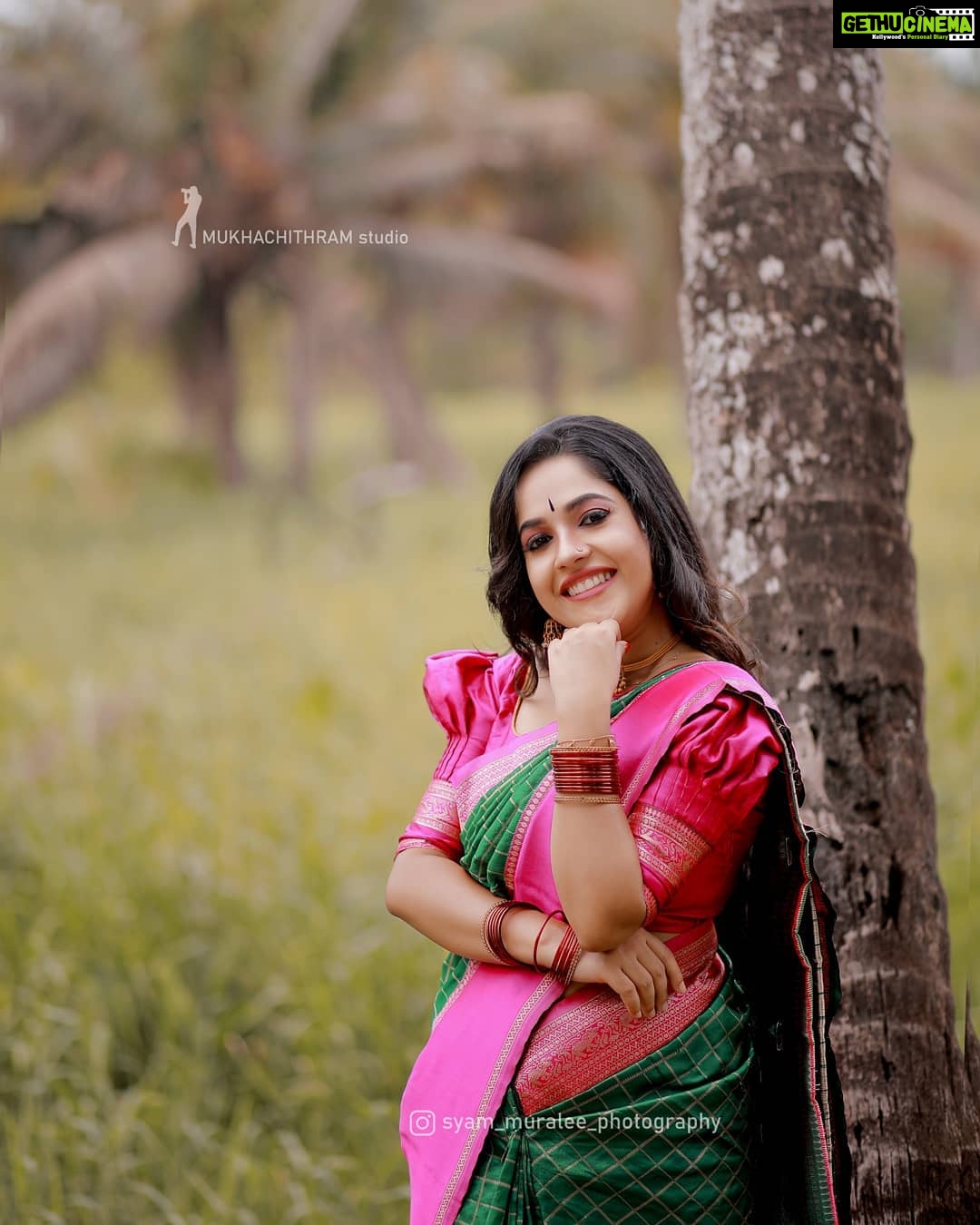 Amrutha Nair Instagram - തന്ത്രികൾ മീട്ടും കാറ്റിൻ തലോടലിൽ സ്വയം മറന്നിരിക്കും പവിഴമാം മിഴികളെ നീയെത്ര സൗരഭി ❤.. Attire @g_g_.official MUA @eternalmakeovers 📸 @syam_muralee_photography Neckpiece @peacherino.collections Thiruvananthapuram, Kerala, India