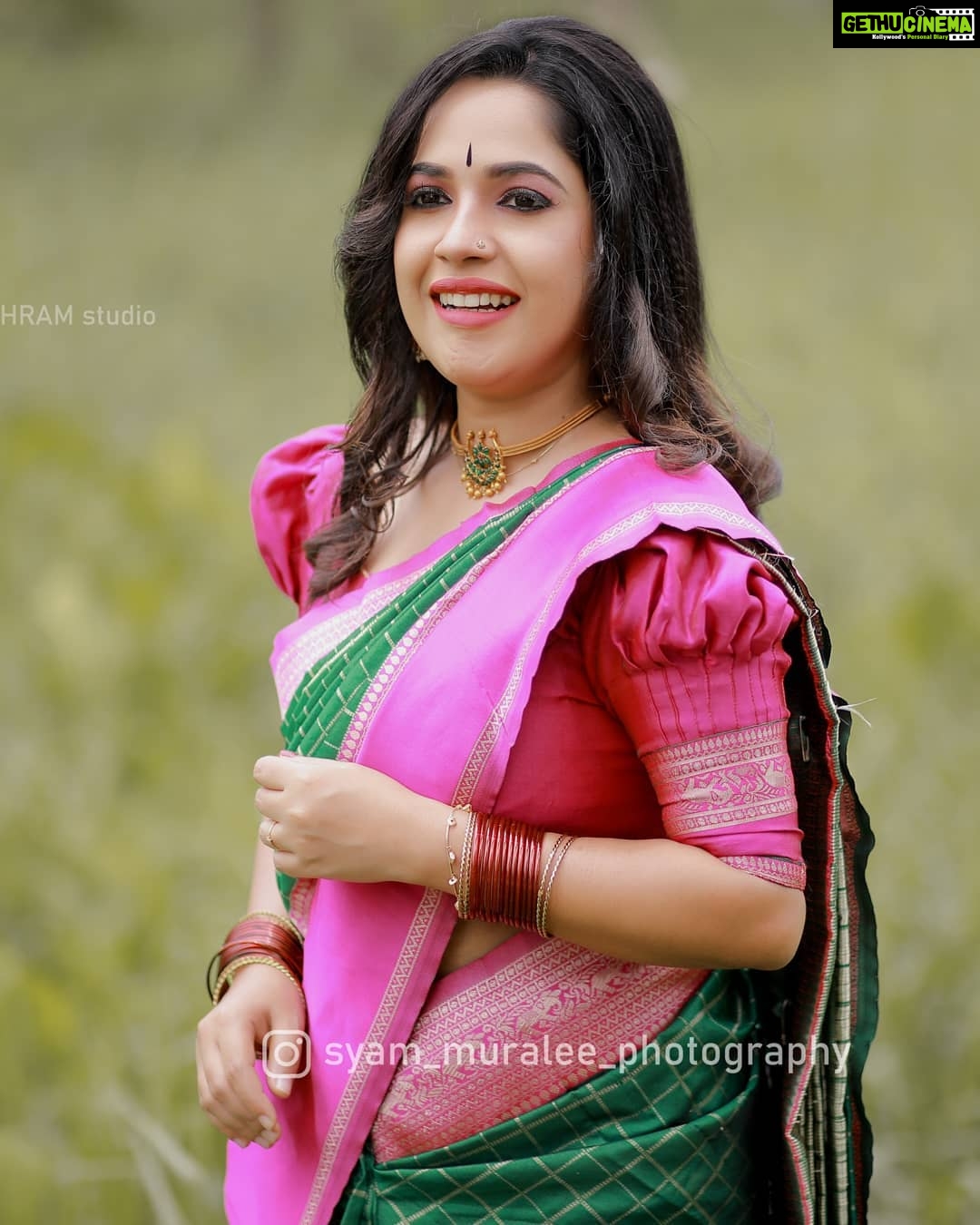 Amrutha Nair Instagram - തന്ത്രികൾ മീട്ടും കാറ്റിൻ തലോടലിൽ സ്വയം മറന്നിരിക്കും പവിഴമാം മിഴികളെ നീയെത്ര സൗരഭി ❤.. Attire @g_g_.official MUA @eternalmakeovers 📸 @syam_muralee_photography Neckpiece @peacherino.collections Thiruvananthapuram, Kerala, India