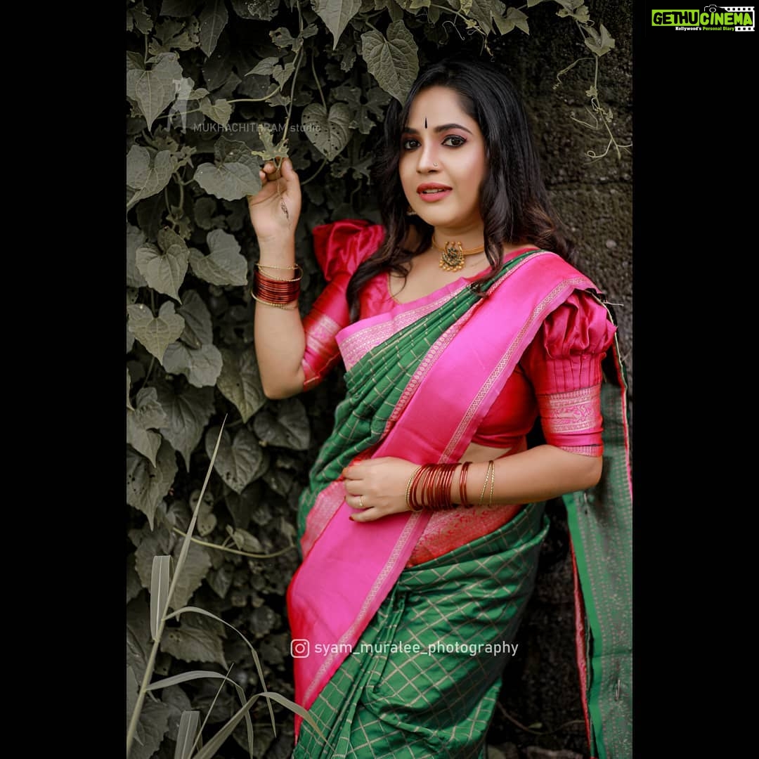 Amrutha Nair Instagram - അഞ്ജനമെഴുതിയ നിൻ മിഴിയോ ആലില ഞൊറിയിതളോ... 😬❤ Attire @g_g_.official MUA @eternalmakeovers 📸 @syam_muralee_photography Neckpiece @peacherino.collections Thiruvananthapuram, Kerala, India
