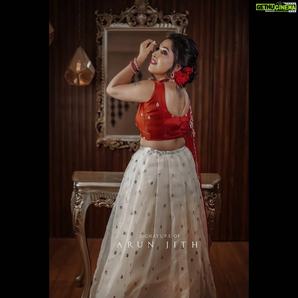 Amrutha Nair Instagram - നമ്മുടെ ജീവിതത്തിൽ സംഭവിക്കുന്നഓരോ ചെറിയ കാര്യത്തിലും സന്തോഷം കണ്ടെത്താൻ സാധിച്ചാൽ അതുതന്നെയാണ് ഏറ്റവും വലിയ വിജയം ❤ Outfit @golden__hues MUA @aswathybeautyparlour 📸 @mr_arunjith Thiruvananthapuram, Kerala, India