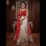 Amrutha Nair Instagram - വള്ളി പടർപ്പുകളാണ് നീ..വലിഞ്ഞു മുറുകി എന്നോടാണിഞവൾ.... എന്നിലെ പച്ചപ്പുകൾ പോയിപോകാം....എന്നാലും പടരുവാനീ ചില്ലകളുണ്ടാകും...... ❤ Outfit @golden__hues MUA @aswathybeautyparlour 📸 @mr_arunjith Jewelry @storybox.jewels Thiruvananthapuram, Kerala, India