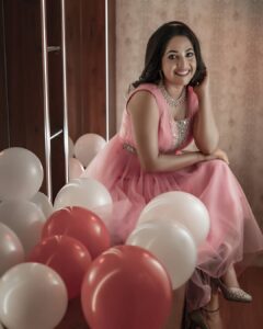 Amrutha Nair Instagram - One of the best milestones in my life. From learning to enjoy each day of life to celebrating each day with happiness and smile. 

Thanks to my people who have always been there through everything with me.

Celebrate your life, not only on ur Birthdays, but everyday !

#happybirthdaytome

MUA @aswathybeautyparlour
Pic @mr_arunjith