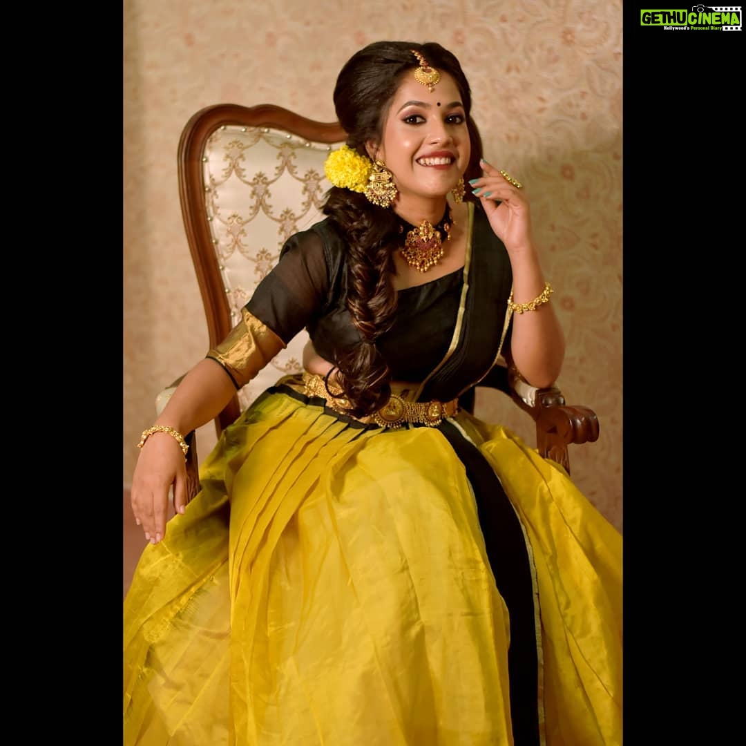 Amrutha Nair Instagram - ഓർമ്മകൾ ജീവിതത്തിൽ നിന്നും പടിയിറങ്ങി പോകുന്ന ഓരോ നിമിഷവും നാളത്തെ സന്തോഷത്തിന്റെയും സങ്കടകളുടെയും ഓർമകളാകുന്നു... ❤ Pic @dulkifil_photography Costume @thiruvathira_makeover_studio_ MUA @thiruvathira_makeover_studio_ Jewelry @nidhisai_jewellery Trivandrum, India