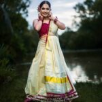 Amrutha Nair Instagram - രാത്രിമഴയുടെ ശകാരത്താൽ നിറഞ്ഞു തുളുമ്പിയ കണ്ണുകൾ പോൽ കൽവിളക്കിൽ നിന്നും വീണുടഞ്ഞ മഴത്തുള്ളികൾ നിന്റെ പാദത്തെ പ്രണയിച്ചിരിക്കാം... ❤ Outfit @tanirika_collectio MUA @tintu_bhadran 📸 @salman_ashiq_photography Species Thanks to @anandhuharioffical_bee_ @_saran_murali_
