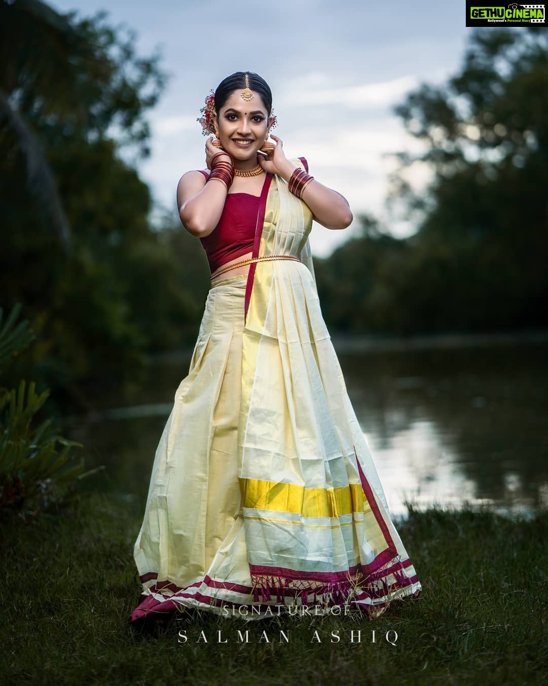 Amrutha Nair Instagram - രാത്രിമഴയുടെ ശകാരത്താൽ നിറഞ്ഞു തുളുമ്പിയ കണ്ണുകൾ പോൽ കൽവിളക്കിൽ നിന്നും വീണുടഞ്ഞ മഴത്തുള്ളികൾ നിന്റെ പാദത്തെ പ്രണയിച്ചിരിക്കാം... ❤ Outfit @tanirika_collectio MUA @tintu_bhadran 📸 @salman_ashiq_photography Species Thanks to @anandhuharioffical_bee_ @_saran_murali_