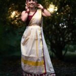 Amrutha Nair Instagram - സൂര്യകിരണങ്ങൾ പെയ്തിറങ്ങും പൊൻപുലരിയിൽ മംഗല്യ ഹാരമോ മലർ നിവേദ്യമോ മനതാരിൽ ഒളിച്ചു വച്ച മധുരമാം ഓർമകളോ ചേർത്തത്തുവെച്ച് അണിഞ്ഞൊരുങ്ങി നീ.,. ❤ Outfit @tanirika_collectio MUA @tintu_bhadran Neckpiece @anayra_collections Earrings @vyka_collections 📸 @salman_ashiq_photography Special thanks to @anandhuharioffical_bee_ @_saran_murali_