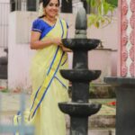 Amrutha Nair Instagram - പെയ്തു തീരാൻ നിൽക്കുന്ന കാർമേഖം സാക്ഷി....ഇടവഴിൽ തളിർത്ത വസന്തവും പേറി പടിവാതിലോരം ചേർന്ന് നീ വരുന്നതും കാത്ത് ഇനിയും എത്ര നാൾ..... ❤❤ Outfit @kerala_sarees_settu_mundu Jewelry @mayukhi.store 📸 @vipinjkumar