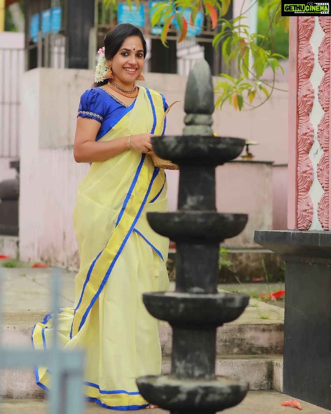Amrutha Nair Instagram - പെയ്തു തീരാൻ നിൽക്കുന്ന കാർമേഖം സാക്ഷി....ഇടവഴിൽ തളിർത്ത വസന്തവും പേറി പടിവാതിലോരം ചേർന്ന് നീ വരുന്നതും കാത്ത് ഇനിയും എത്ര നാൾ..... ❤❤ Outfit @kerala_sarees_settu_mundu Jewelry @mayukhi.store 📸 @vipinjkumar