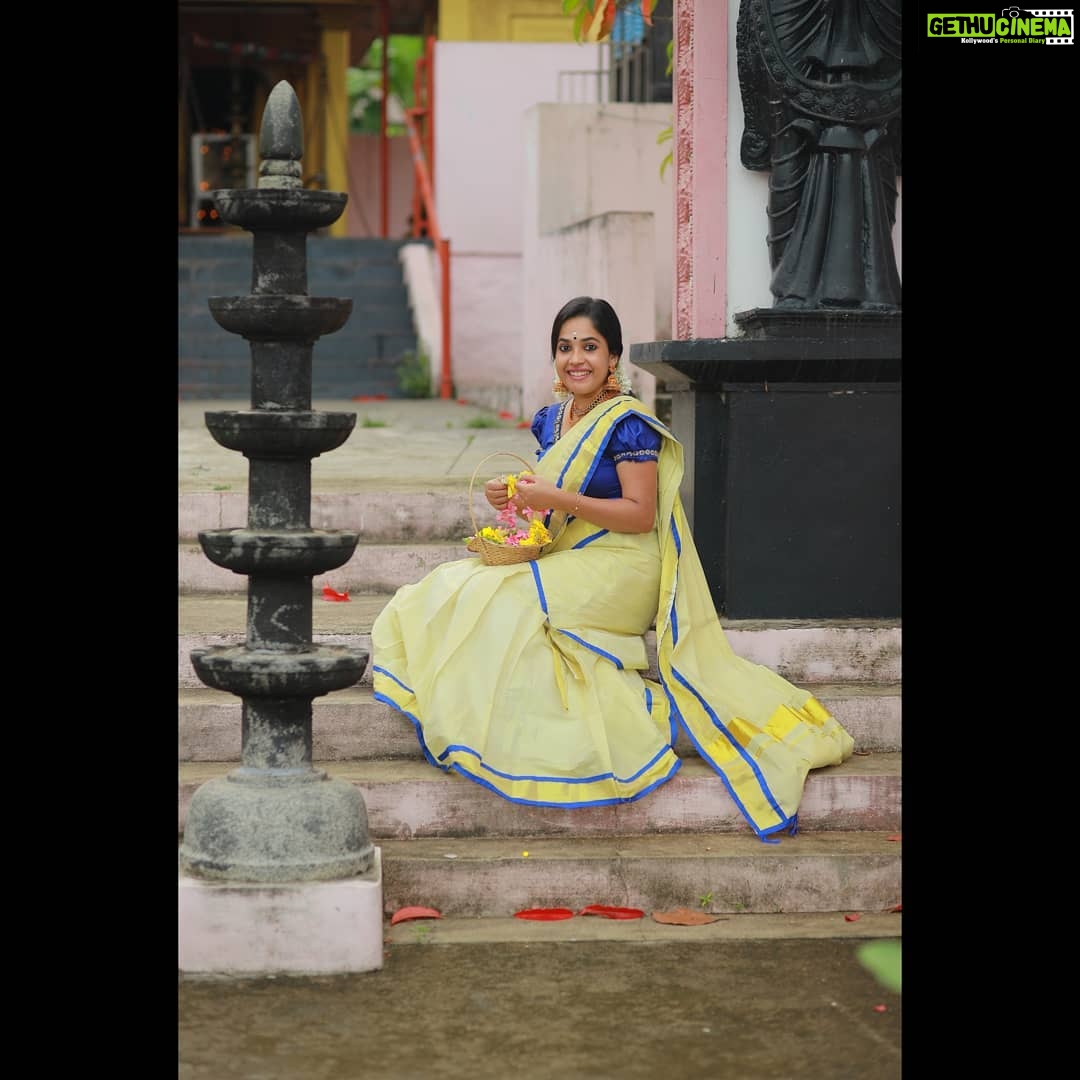 Amrutha Nair Instagram - വാക്കുകൾക്ക് ശബ്ദം നഷ്ട്ടമാകുന്നിടത്ത് നിന്റെ നോട്ടങ്ങൾ എന്നിൽ ഹൃദയമിടിപിന്റെ താളം വർധിപ്പിക്കുന്നു... ❤ Outfit @kerala_sarees_settu_mundu Jewelry @mayukhi.store 📸 @vipinjkumar Thiruvananthapuram, Kerala, India