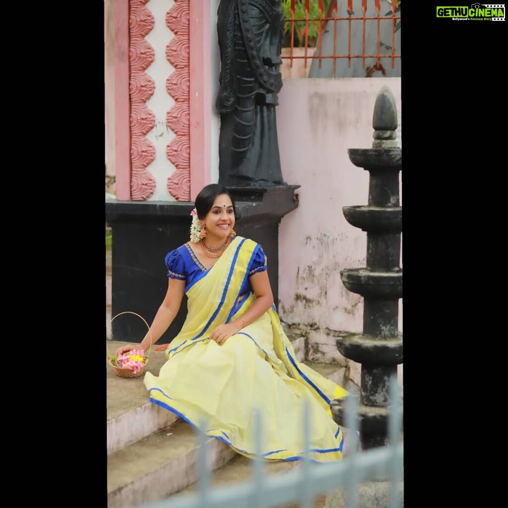 Amrutha Nair Instagram - വാക്കുകൾക്ക് ശബ്ദം നഷ്ട്ടമാകുന്നിടത്ത് നിന്റെ നോട്ടങ്ങൾ എന്നിൽ ഹൃദയമിടിപിന്റെ താളം വർധിപ്പിക്കുന്നു... ❤ Outfit @kerala_sarees_settu_mundu Jewelry @mayukhi.store 📸 @vipinjkumar Thiruvananthapuram, Kerala, India