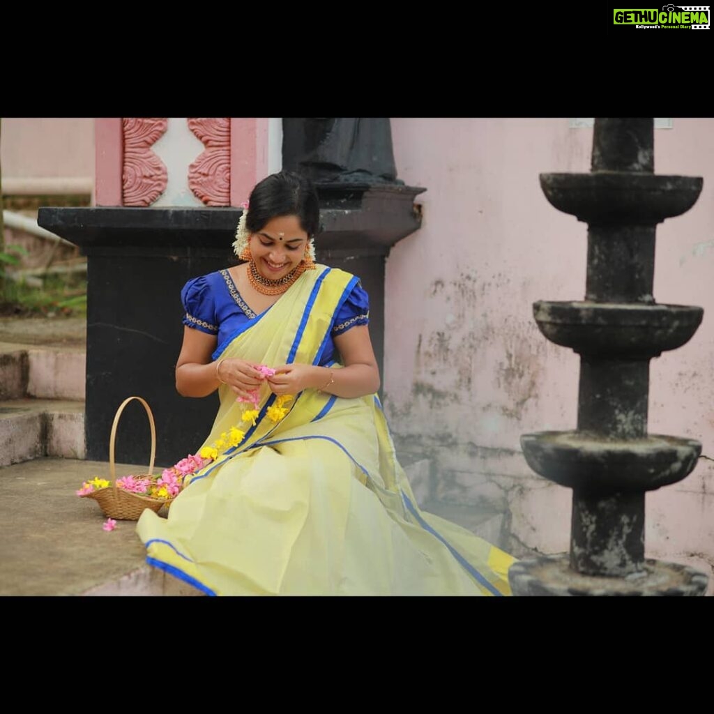 Amrutha Nair Instagram - വാക്കുകൾക്ക് ശബ്ദം നഷ്ട്ടമാകുന്നിടത്ത് നിന്റെ നോട്ടങ്ങൾ എന്നിൽ ഹൃദയമിടിപിന്റെ താളം വർധിപ്പിക്കുന്നു... ❤ Outfit @kerala_sarees_settu_mundu Jewelry @mayukhi.store 📸 @vipinjkumar Thiruvananthapuram, Kerala, India