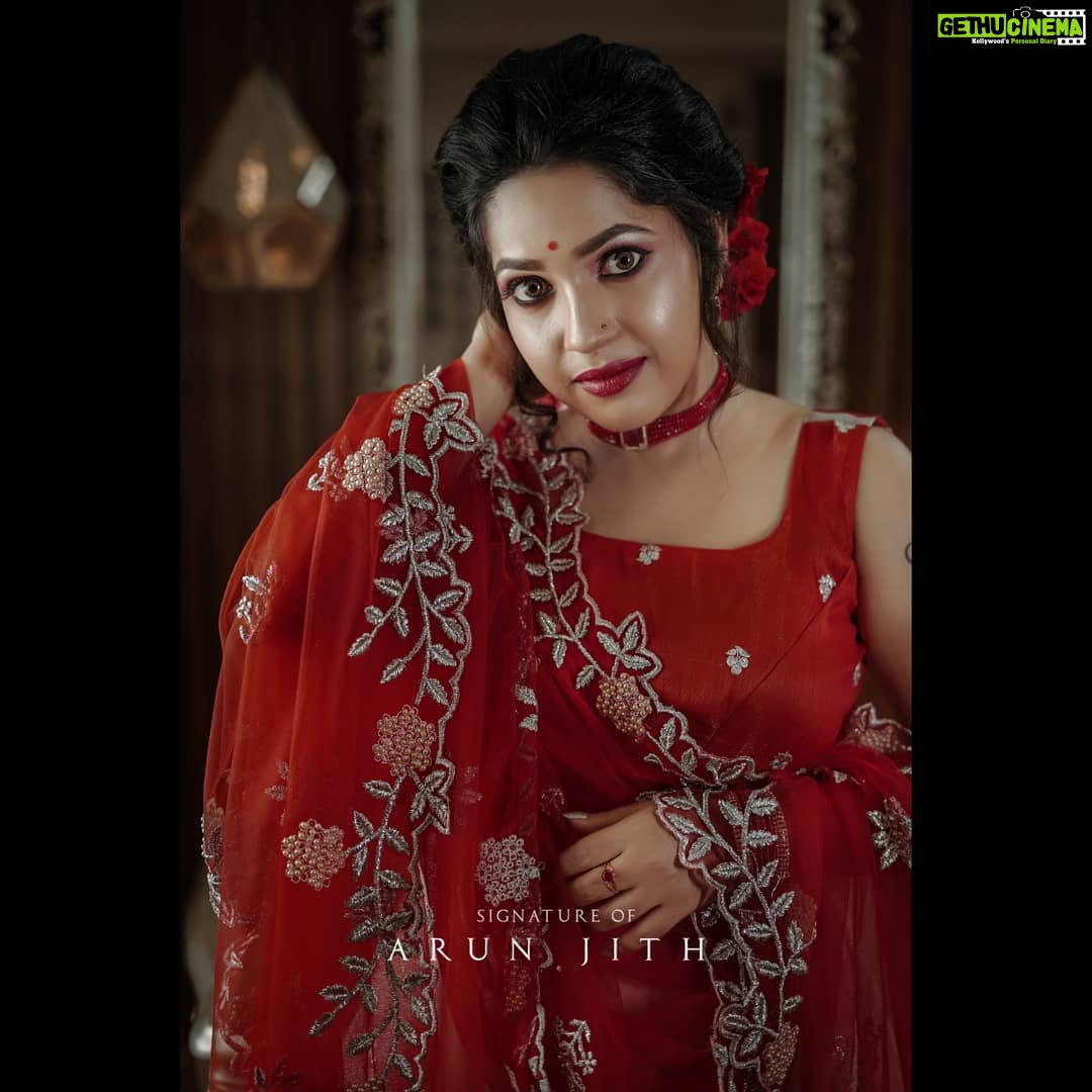 Amrutha Nair Instagram - നമ്മുടെ ജീവിതത്തിൽ സംഭവിക്കുന്നഓരോ ചെറിയ കാര്യത്തിലും സന്തോഷം കണ്ടെത്താൻ സാധിച്ചാൽ അതുതന്നെയാണ് ഏറ്റവും വലിയ വിജയം ❤ Outfit @golden__hues MUA @aswathybeautyparlour 📸 @mr_arunjith Thiruvananthapuram, Kerala, India