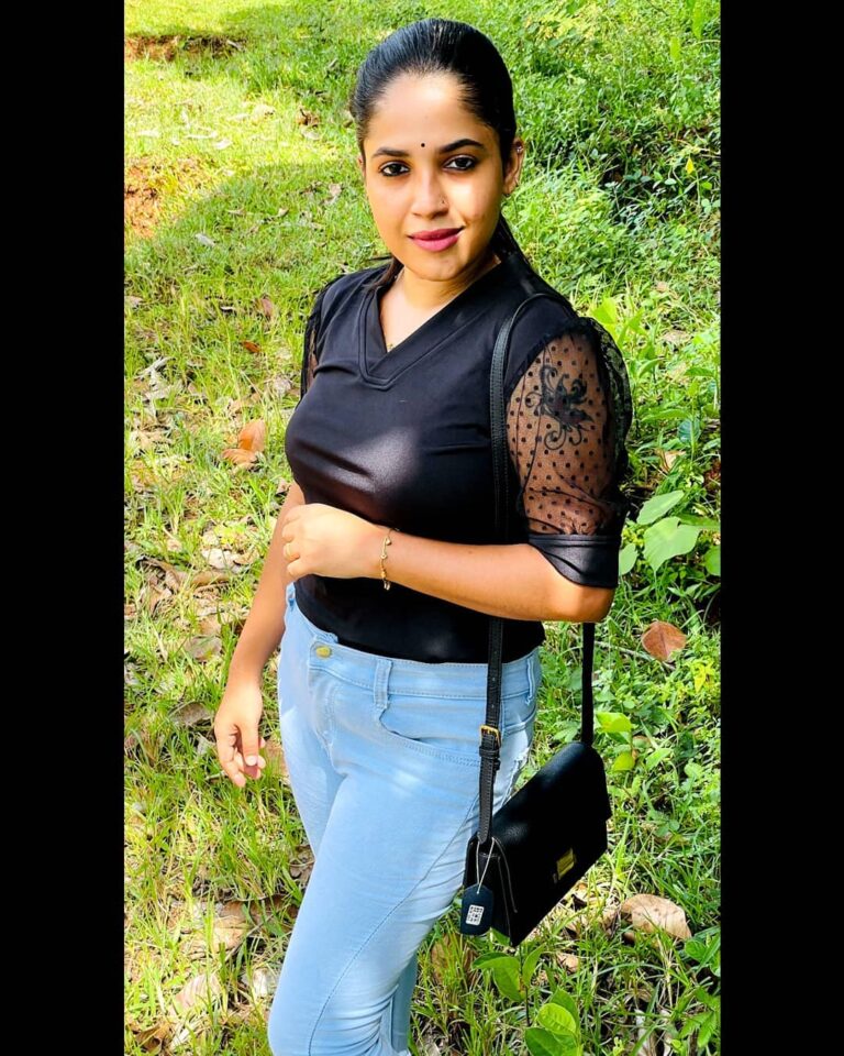 Amrutha Nair Instagram - ❤Life is hard but not impossible have a wonderful day 🎈🥰 👕 @trendy_tex_ 👖 @fashionwithfusion 👜 @anoma_clothing (special gift ❤😘) Thiruvananthapuram, Kerala, India