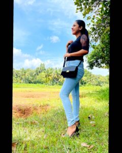 Amrutha Nair Instagram - ❤Life is hard but not impossible have a wonderful day 🎈🥰 👕 @trendy_tex_ 👖 @fashionwithfusion 👜 @anoma_clothing (special gift ❤😘) Thiruvananthapuram, Kerala, India