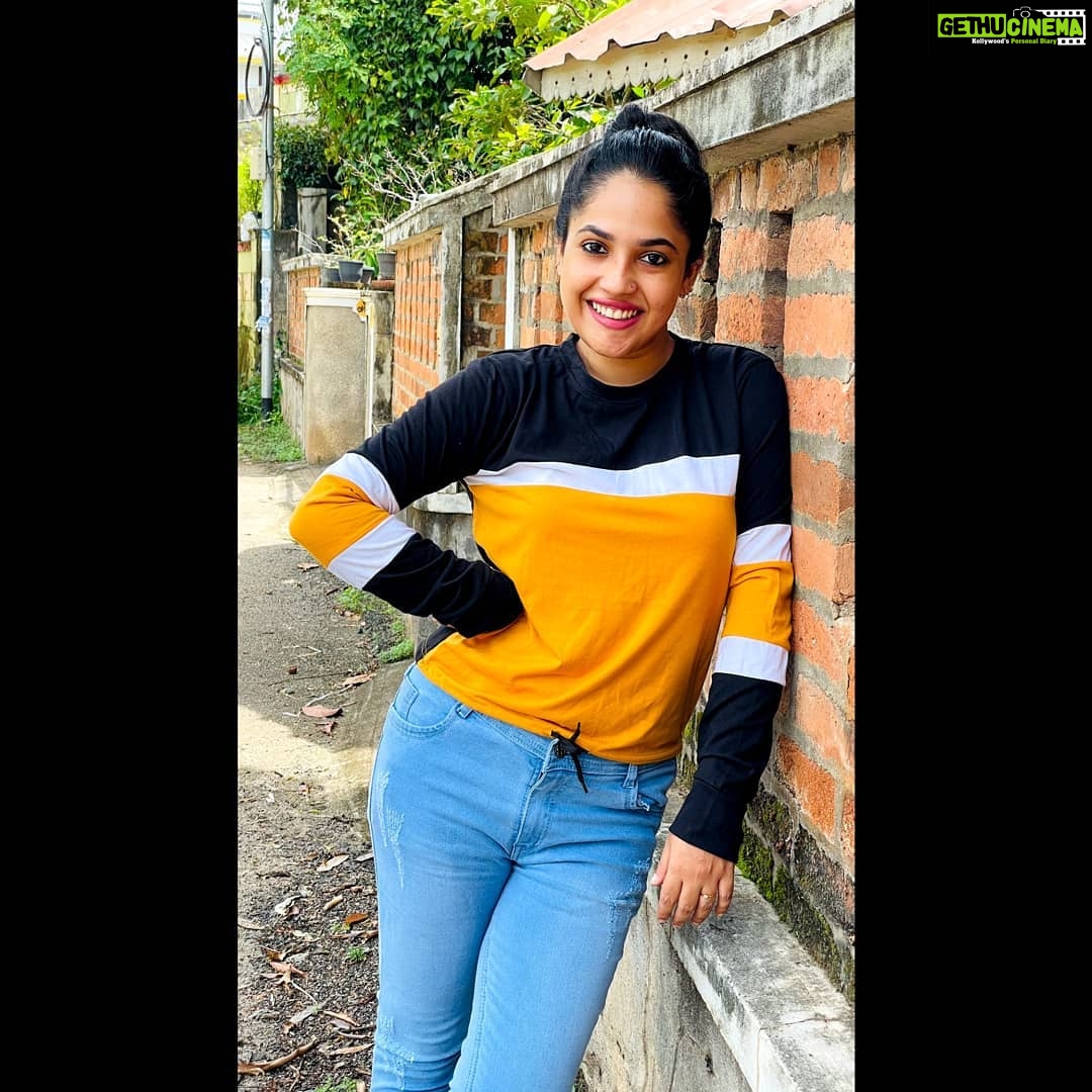 Amrutha Nair Instagram - ❤Show respect to people even when they don’t deserve it.Respect is a reflection of your character,not theirs.🍁🥰 Top @yourschoice2k2k Jean's @aadhis_fashion_world Thiruvananthapuram, Kerala, India