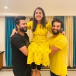 Amrutha Nair Instagram - ഇണങ്ങാനും പിണങ്ങാനും സ്നേഹിക്കാനും ഒരു കാമുകൻ തന്നെ വേണമെന്നില്ല.. കൂടെ പിറക്കാതെ കൂടപ്പിറപ്പായ ഈ ആങ്ങളമാർ മാത്രo മതി ജീവിതത്തിൽ 😘😘😘😘😘ma love❤❤@noobin_johny @anand_2001 ........ Pic എടുക്കുമ്പോൾ director മുന്നിൽ vannu നിന്നാൽ expresion ഇങ്ങനെ കിട്ടൂ 😂😂( director Manju darmon sir😄) Pic @vipin.puthiyankam (KV ഫാമിലിയുടെ സ്വന്തം camera man 😄😄)