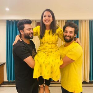 Amrutha Nair Instagram - ഇണങ്ങാനും പിണങ്ങാനും സ്നേഹിക്കാനും ഒരു കാമുകൻ തന്നെ വേണമെന്നില്ല.. കൂടെ പിറക്കാതെ കൂടപ്പിറപ്പായ ഈ ആങ്ങളമാർ മാത്രo മതി ജീവിതത്തിൽ 😘😘😘😘😘ma love❤❤@noobin_johny @anand_2001

........ Pic എടുക്കുമ്പോൾ director മുന്നിൽ vannu നിന്നാൽ expresion ഇങ്ങനെ കിട്ടൂ 😂😂( director Manju darmon sir😄)

Pic @vipin.puthiyankam (KV ഫാമിലിയുടെ സ്വന്തം camera man 😄😄)