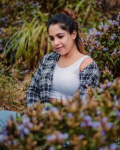 Amrutha Nair Instagram - പന്ത്രണ്ടു ആണ്ടു കഴിഞ്ഞിട്ടായാലും വെയിൽ വീണ കുന്നിൽ ചെരുവിൽ വർഷങ്ങൾ മഴപെയ്ത ചാലുകളിൽ പാതിരാ നിലാവിനെ വെല്ലുന്ന നിറത്തിൽ നീലക്കുറിഞ്ഞി പൂത്തുനിൽക്കാറുണ്ട്♥️

#munnar #post #instagram #viral #neelakurinji