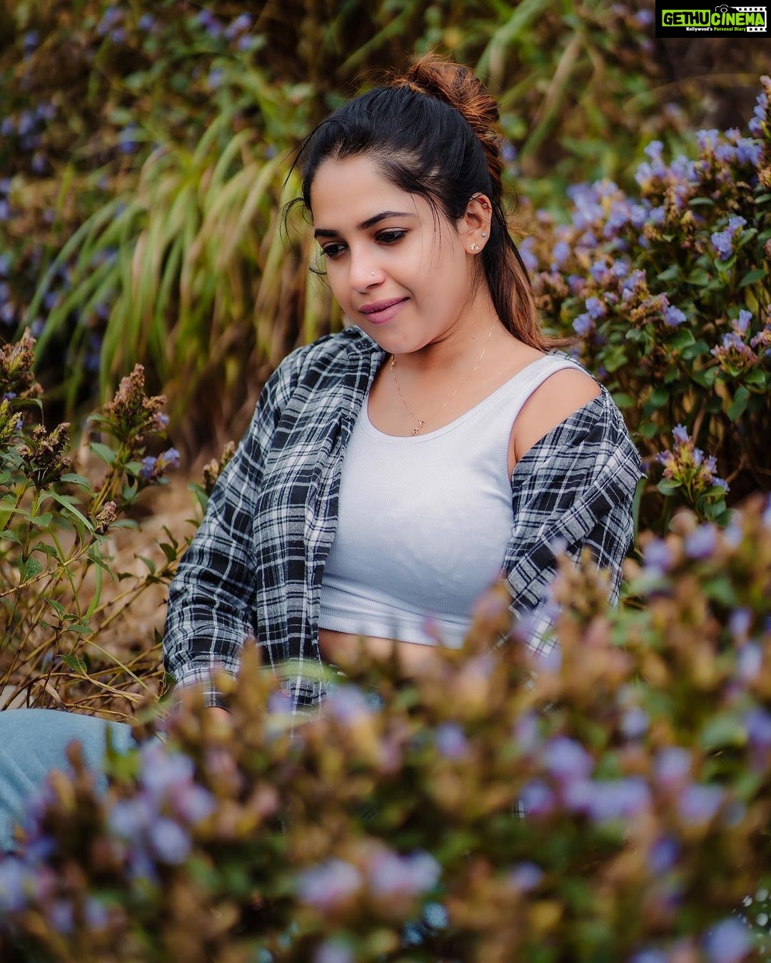 Amrutha Nair - 33.7K Likes - പന്ത്രണ്ടു ആണ്ടു കഴിഞ്ഞിട്ടായാലും വെയിൽ വീണ കുന്നിൽ ചെരുവിൽ വർഷങ്ങൾ മഴപെയ്ത ചാലുകളിൽ പാതിരാ നിലാവിനെ വെല്ലുന്ന നിറത്തിൽ നീലക്കുറിഞ്ഞി പൂത്തുനിൽക്കാറുണ്ട്♥️
#munnar #post #instagram #viral #neelakurinji