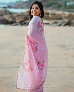 Amrutha Nair Instagram - ആ നീർമാതളം ഇപ്പോഴും പൂക്കാറുണ്ട്, പക്ഷേ അത്രമേൽ പ്രാണയാർദ്ര്യമായി മാറിയിട്ടില്ല പിന്നെയൊരിക്കലും....💖 Pic @colorpadam_photography Saree @bobbysbellissimo Thiruvananthapuram, Kerala, India
