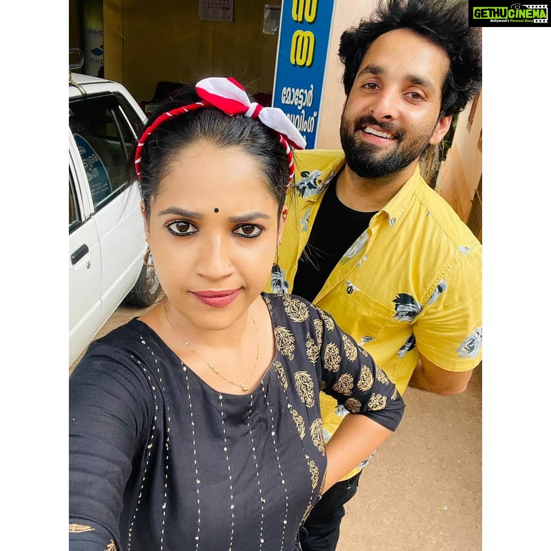Amrutha Nair Instagram - ആശയദാരിദ്ര്യം ആണ്...അല്യോടാ..... ഓണ്ലൈൻ മഞ്ഞപ്പത്രങ്ങളോടാണ് ചോദ്യം🤦🏻♂️ നിങ്ങളെക്കൊണ്ടൊന്നും ഒരുമിച്ചുള്ള ഒരു ഫോട്ടോ പോലും പോസ്റ്റ് ചെയ്യാൻ കഴിയാത്ത അവസ്ഥ ആണല്ലോഡേയ്🤦🏻♂️.... എവിടുന്നേലും ഒരു ഫോട്ടോയും എടുത്തോണ്ട് വന്ന് വാരി മെഴുകുന്നതിന് ഒരു പരിധി വേണ്ടേ..... ജോലിയും കൂലിയും ഇല്ല എന്ന് കരുതി ആരെക്കുറിച്ചും എന്തും വാരി എഴുതാം എന്നാണോ?..... സ്വന്തം കയ്യിലിരിപ്പ് കൊണ്ട് വീട്ടിലിരിക്കുന്ന പാവം അച്ഛനെയും അമ്മയെയും തുമ്മിപ്പിക്കുന്നതിന് ഒരു കണക്കൊക്കെ വെക്കണം കേട്ടോ🙃 @noobin_johny Thiruvananthapuram, Kerala, India
