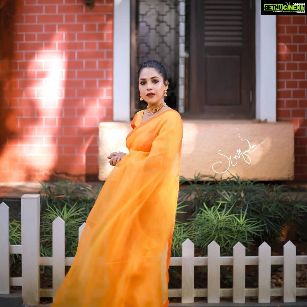Amrutha Nair Instagram - 🧡🧡 Saree @brand_nithara_ MUA @blushingtone_beauty_salon Pic @syam_muralee_photography Accessories @storybox.jewels Thiruvananthapuram, Kerala, India