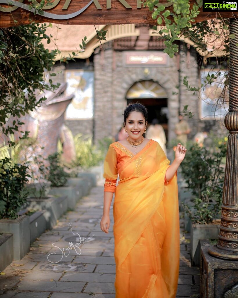Amrutha Nair Instagram - 🧡🧡Mrngg... Saree @brand_nithara_ MUA @blushingtone_beauty_salon Pic @syam_muralee_photography Accessories @storybox.jewels Thiruvananthapuram, Kerala, India
