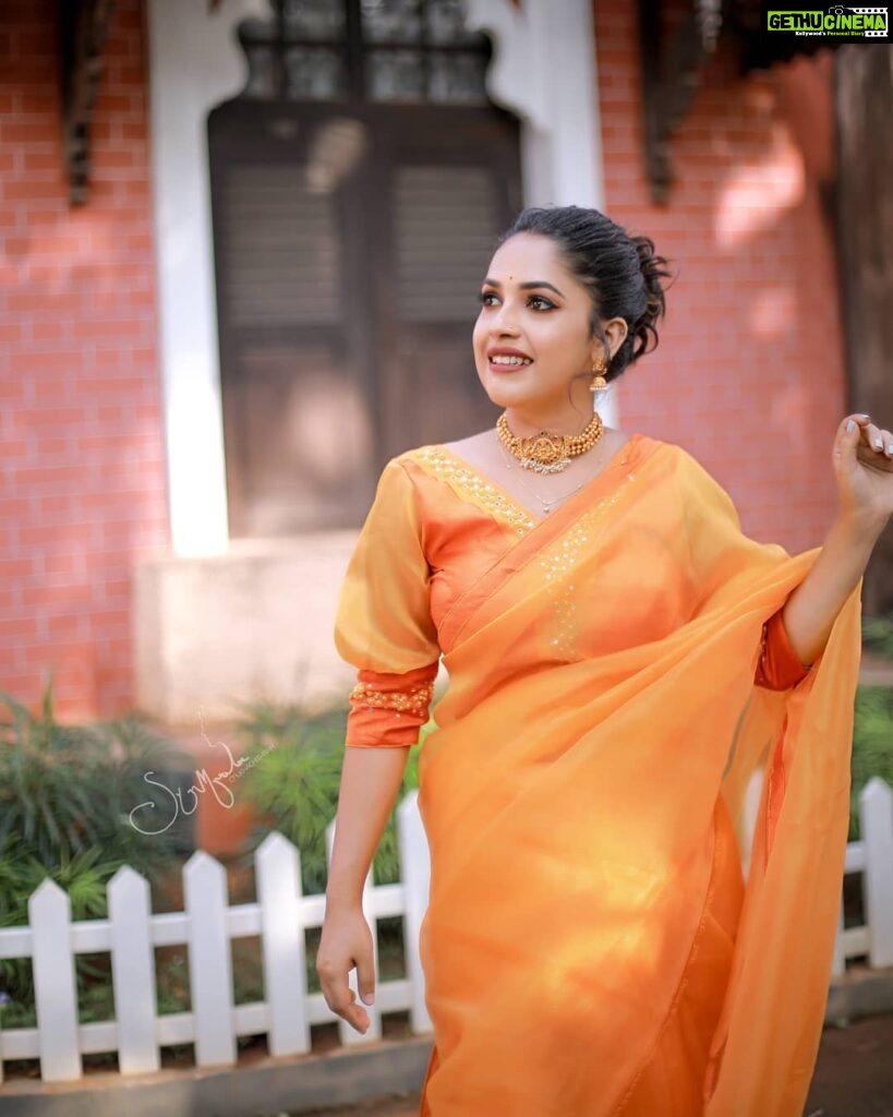 Amrutha Nair Instagram - Live life in warm yellows..... 🧡🧡 Saree @brand_nithara_ MUA @blushingtone_beauty_salon Pic @syam_muralee_photography Accessories @storybox.jewels Thiruvananthapuram, Kerala, India