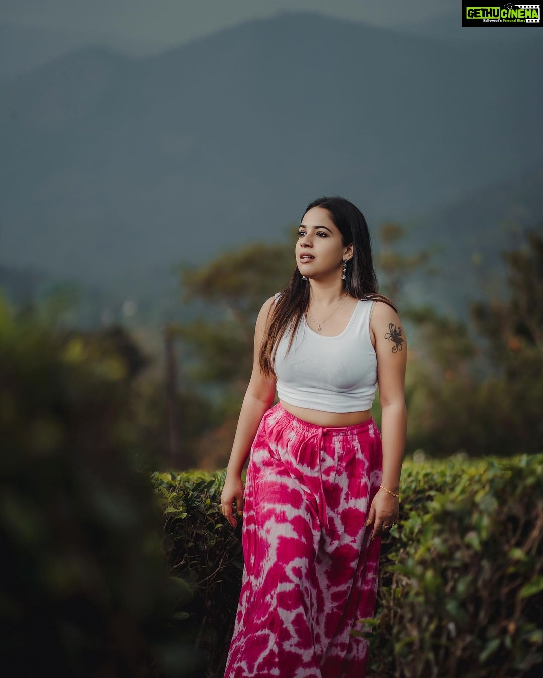 Amrutha Nair Instagram - “Too glam to give a damn.” Location @dreamcatchermunnar