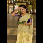 Amrutha Nair Instagram - നിന്റെ തിരുനടയിൽ നറു നെയ്തിരിക്കതിരായ് ആരുമാറിയാതെ എന്നും വീണെരിഞ്ഞീടാം...🥰🥰 Saree @kerala_bygone_fashion Mua @thiruvathira_makeover_studio_ Pic @dulkifil_photography Styling @_say_hello_to_amal_ Chirayankeezhu