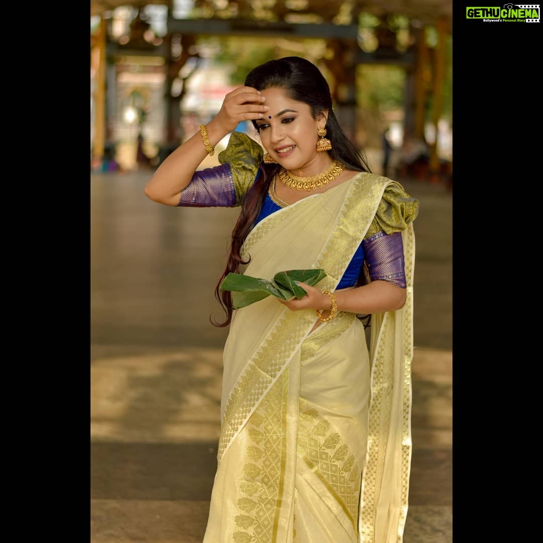 Amrutha Nair Instagram - നിന്റെ തിരുനടയിൽ നറു നെയ്തിരിക്കതിരായ് ആരുമാറിയാതെ എന്നും വീണെരിഞ്ഞീടാം...🥰🥰 Saree @kerala_bygone_fashion Mua @thiruvathira_makeover_studio_ Pic @dulkifil_photography Styling @_say_hello_to_amal_ Chirayankeezhu