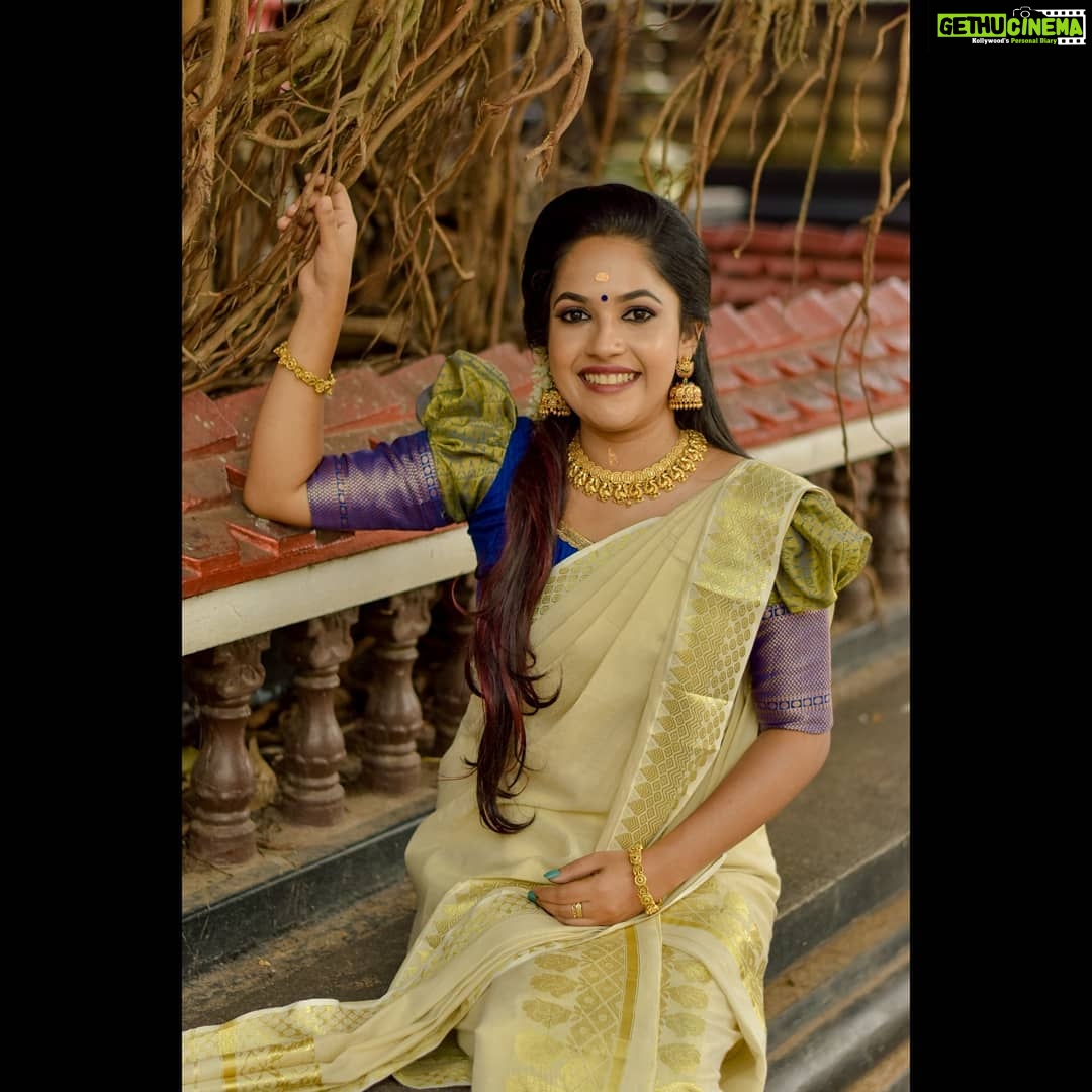 Amrutha Nair Instagram - നിന്റെ തിരുനടയിൽ നറു നെയ്തിരിക്കതിരായ് ആരുമാറിയാതെ എന്നും വീണെരിഞ്ഞീടാം...🥰🥰 Saree @kerala_bygone_fashion Mua @thiruvathira_makeover_studio_ Pic @dulkifil_photography Styling @_say_hello_to_amal_ Chirayankeezhu