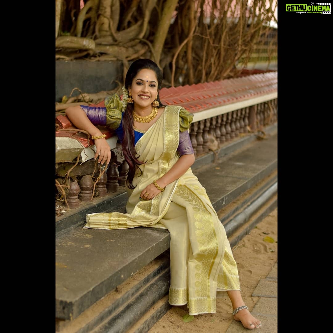 Amrutha Nair Instagram - നിന്റെ തിരുനടയിൽ നറു നെയ്തിരിക്കതിരായ് ആരുമാറിയാതെ എന്നും വീണെരിഞ്ഞീടാം...🥰🥰 Saree @kerala_bygone_fashion Mua @thiruvathira_makeover_studio_ Pic @dulkifil_photography Styling @_say_hello_to_amal_ Chirayankeezhu