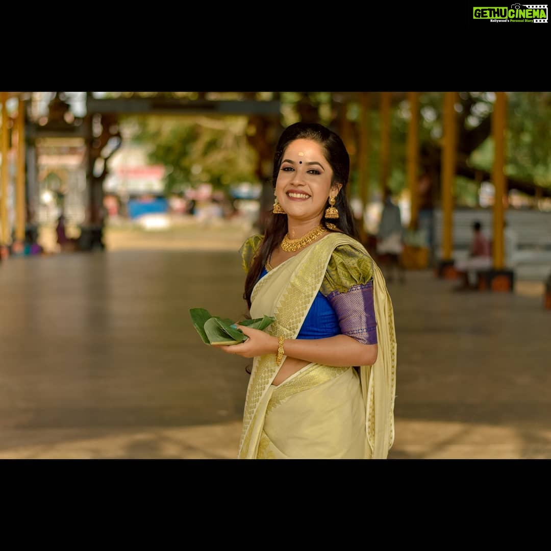 Amrutha Nair Instagram - നിന്റെ തിരുനടയിൽ നറു നെയ്തിരിക്കതിരായ് ആരുമാറിയാതെ എന്നും വീണെരിഞ്ഞീടാം...🥰🥰 Saree @kerala_bygone_fashion Mua @thiruvathira_makeover_studio_ Pic @dulkifil_photography Styling @_say_hello_to_amal_ Chirayankeezhu