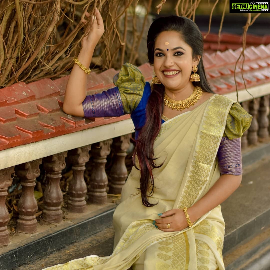Amrutha Nair Instagram - നിന്റെ തിരുനടയിൽ നറു നെയ്തിരിക്കതിരായ് ആരുമാറിയാതെ എന്നും വീണെരിഞ്ഞീടാം...🥰🥰 Saree @kerala_bygone_fashion Mua @thiruvathira_makeover_studio_ Pic @dulkifil_photography Styling @_say_hello_to_amal_ Chirayankeezhu
