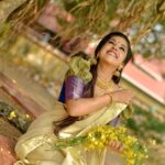 Amrutha Nair Instagram - മനസ്സിൽ നിറയെ കണിക്കൊന്നകൾ വിരിയിച്ച് കൊണ്ട് വീണ്ടും ഒരു വിഷു വരവായി....😍😍 Saree @kerala_bygone_fashion MUA @thiruvathira_makeover_studio_ PIC @dulkifil_photography Sarkara Devi Temple