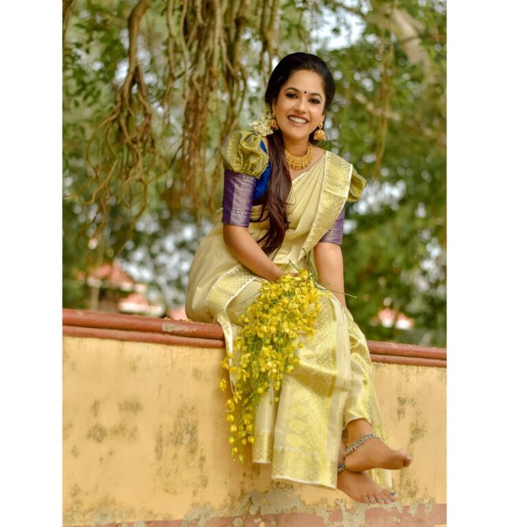 Amrutha Nair Instagram - മനസ്സിൽ നിറയെ കണിക്കൊന്നകൾ വിരിയിച്ച് കൊണ്ട് വീണ്ടും ഒരു വിഷു വരവായി....😍😍 Saree @kerala_bygone_fashion MUA @thiruvathira_makeover_studio_ PIC @dulkifil_photography Sarkara Devi Temple