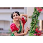 Amrutha Nair Instagram – കഥകളുറങ്ങുന്ന കണ്ണിൽ കനവുകൾ പൂക്കുന്ന നേരം കരിമഷിയോലും നിന്റെ നോക്കിൽ കവിതകൾ തീർക്കുന്നതാരോ..

Special shoot for @anoma_clothing 
MUA @ashtamudi_wellness 
Jewelry @alapatt.jewellers
