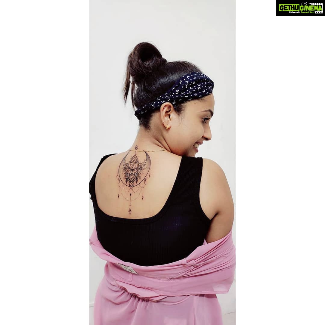 Amrutha Nair Instagram - I am a journal in a way. It's like what sailors used to do, where every tattoo meant something. A specific time in your life when you mark on yourself, whether you do it yourself with a knife or with a professional tattoo artist🥰 😍😍😍❤thank u soomuch @thedeepinktattooz_tvm and special thanks to @a_man_with_artholic ❤and @kuldeepkrishna369@earth_and_garden Pattom