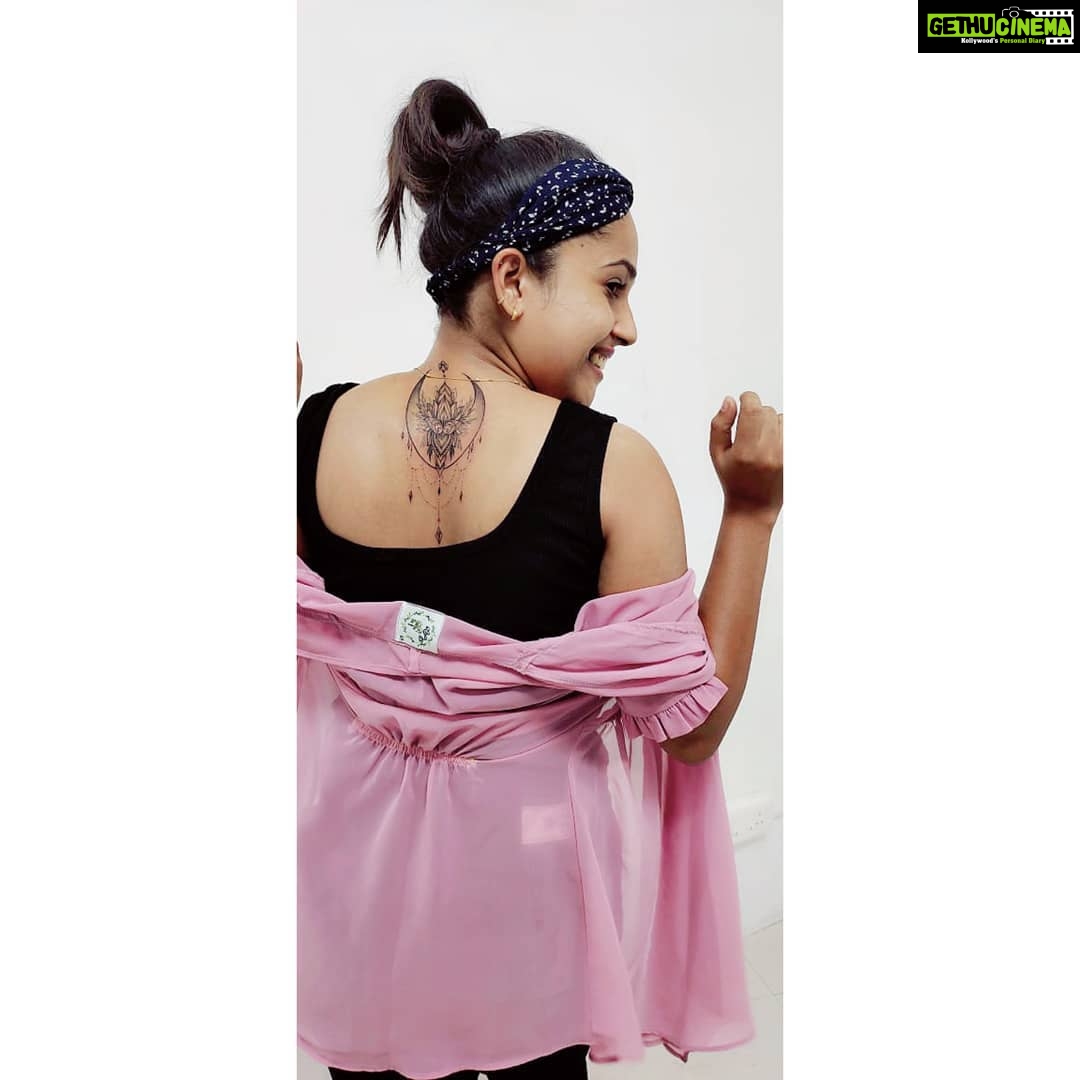 Amrutha Nair Instagram - I am a journal in a way. It's like what sailors used to do, where every tattoo meant something. A specific time in your life when you mark on yourself, whether you do it yourself with a knife or with a professional tattoo artist🥰 😍😍😍❤thank u soomuch @thedeepinktattooz_tvm and special thanks to @a_man_with_artholic ❤and @kuldeepkrishna369@earth_and_garden Pattom