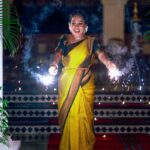 Amrutha Nair Instagram - ഈ ദീപാവലിക്ക് വീടുകളിൽ മാത്രമല്ല നമ്മുടെ മനസുകളിലും ദീപങ്ങൾ തെളിയട്ടെ! ഏവർക്കും ദീപാവലി ആശംസകൾ✨ 📸 @vipinjkumar @colorpadam_photography MUA @blushingtone_by_veenavineeth Saree @aathvyavastra Blouse @vybhadesignerstudio