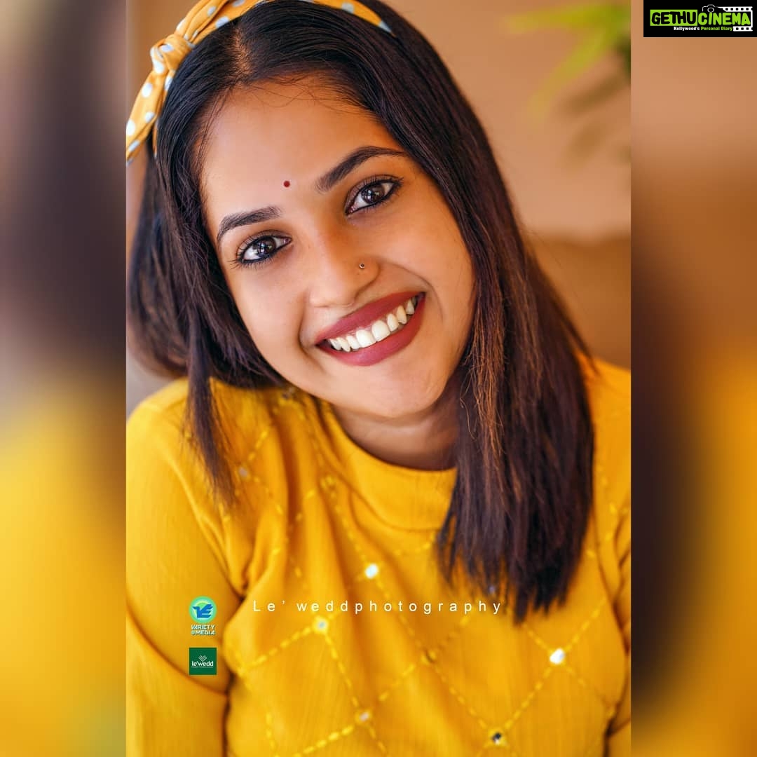 Amrutha Nair Instagram - ഏറ്റവും ഭംഗിയുള്ളത് എന്ന് നമുക്ക് തോന്നുന്നത്, നമ്മൾ ഇഷ്ടപ്പെടുന്നവയെ മാത്രം ആണ്. മാറേണ്ടത് കാഴ്ചയല്ല, കാഴ്ചപ്പാടാണ്. Top @dinani_s shoot for @varietymedia_ 📸 @mujeeb_rahman_lewedd @lewedd_photography Thiruvananthapuram, Kerala, India
