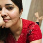 Anasuya Bharadwaj Instagram - “మది దాచుకున్న రహస్యాన్ని వెతికేటి నీ చూపునాపేదెలా నీ నీలి కన్నుల్లో పడి మునకలేస్తున్న నా మనసు తేలేదెలా గిలిగింత పెడుతున్న నీ చిలిపి తలపులతో ఏమో ఎలా వేగడం” ❤️ సిరివెన్నెల సీతారామశాస్త్రి గారు 🙏🏻