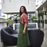 Angana Roy Instagram – Hello! Remember me?

@hoichoi.tv @missingscrw @sahanaroh 
@ishaasaha_official @paayelsarkar @oishorjoe 

💛

#hellorememberme #hoichoi #soul #decor #lounge #throwback #tbt #thursdays #thursdaypost #designerwear #casualoutfit #casualwear #rooftop