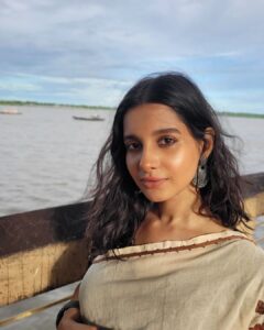 Angana Roy Instagram - Wishing you a very Happy Diwali and Subho Kali Pujo. 💛

Let's take a pledge for a safe and Green Diwali. 
Love and Light.💫

#diwali #kalipujo #festivities #indianattire #greendiwali
#bengal #bangaliana #maakali #festivities #messyhair #goddessenergy #chotidiwali #mondayvibes
#october #loveandlight