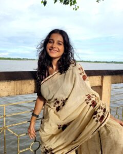 Angana Roy Instagram - Wishing you a very Happy Diwali and Subho Kali Pujo. 💛

Let's take a pledge for a safe and Green Diwali. 
Love and Light.💫

#diwali #kalipujo #festivities #indianattire #greendiwali
#bengal #bangaliana #maakali #festivities #messyhair #goddessenergy #chotidiwali #mondayvibes
#october #loveandlight